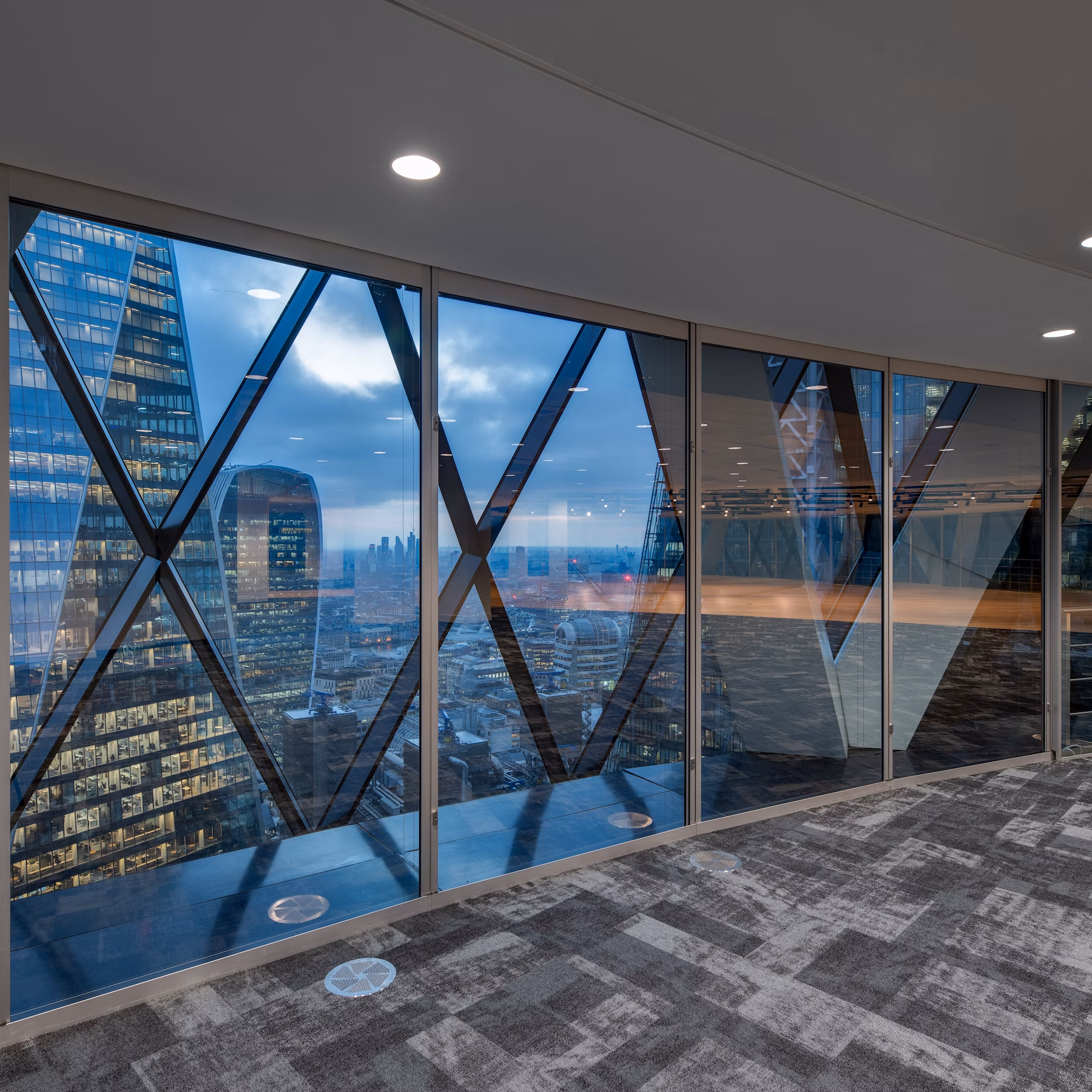 The-Gherkin-30th-floor-03-highres-sRGB
